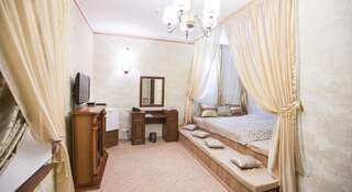 Гостиница Ritsarskiy Dvor Hotel Патроны Двухместный номер с 1 кроватью и собственной ванной комнатой-2