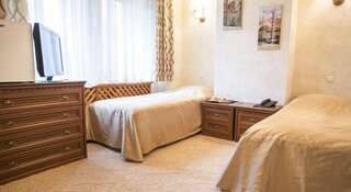 Гостиница Ritsarskiy Dvor Hotel Патроны Двухместный номер с 2 отдельными кроватями и собственной ванной комнатой-2