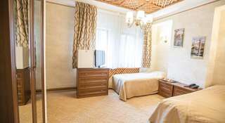 Гостиница Ritsarskiy Dvor Hotel Патроны Двухместный номер с 2 отдельными кроватями и собственной ванной комнатой-4